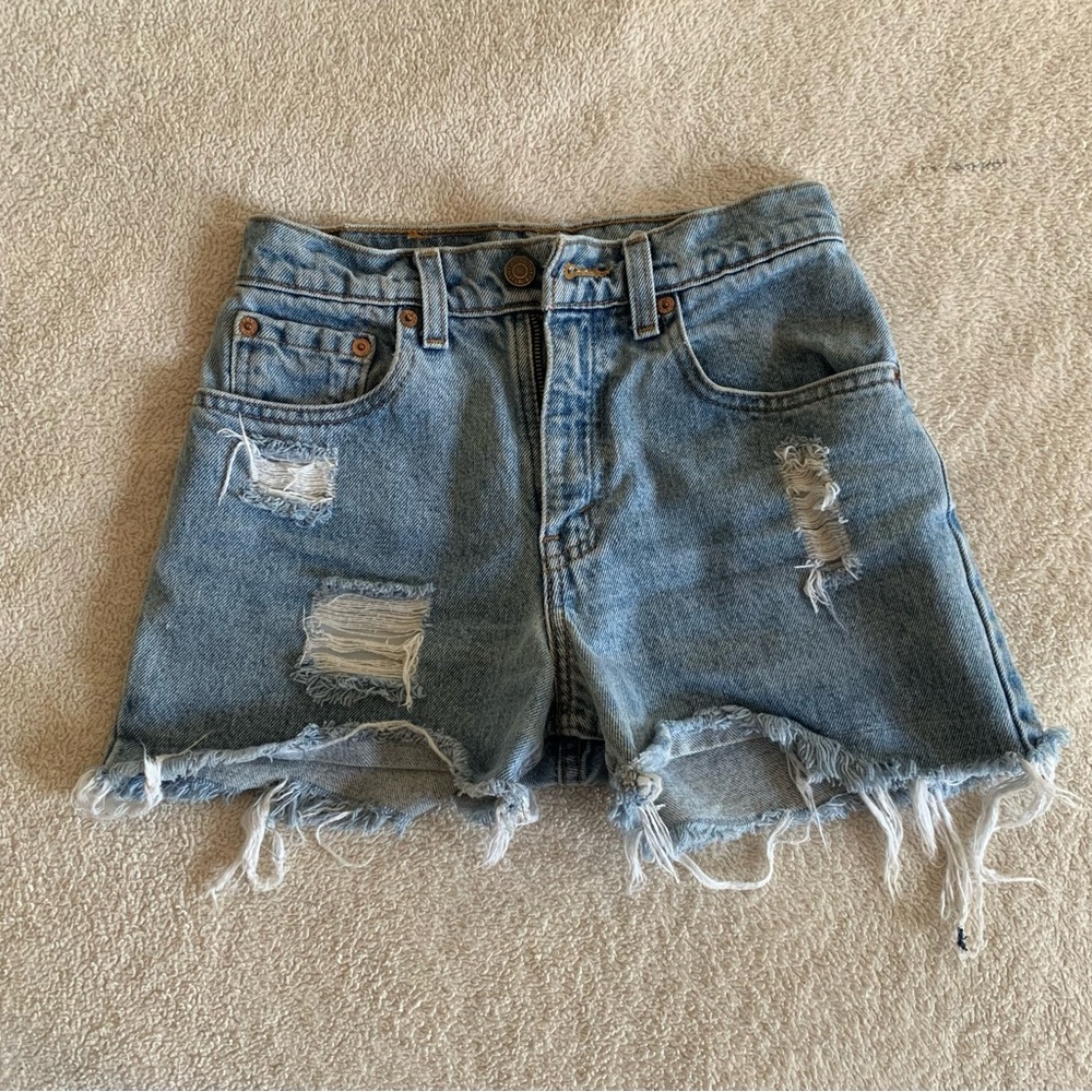 Size 24 Levi shorts